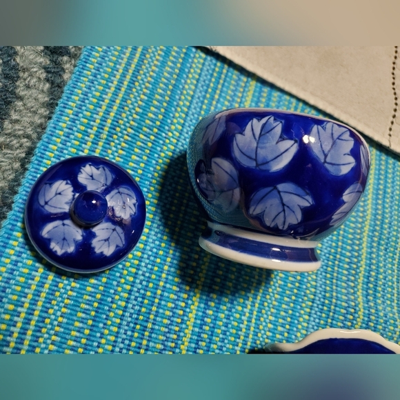 Cobalt Blue Leaf Pattern Ceramic Creamer And Sugar Bowl Set - Picture 4 of 6